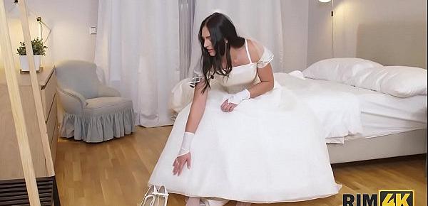  RIM4K. Leane Lace licks ass of her groom before the wedding